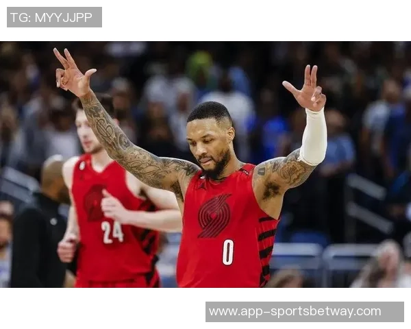 开拓者官方发布庆祝海报利拉德与杨瀚森携手替补席欢庆胜利