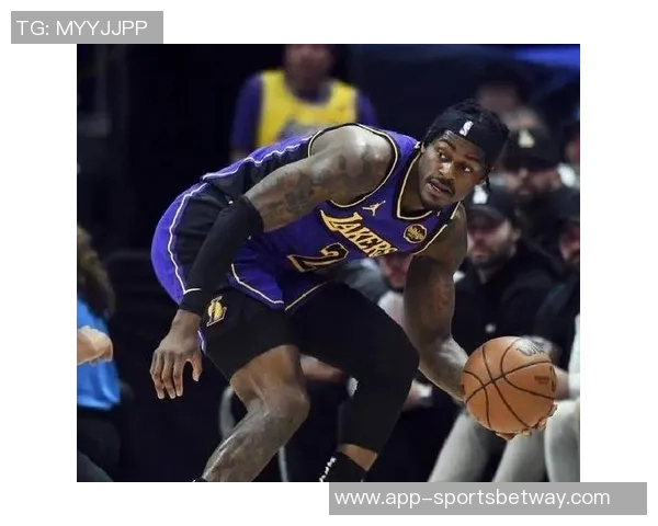 拉拉维亚称赞范德比尔特防守表现为球队奠定坚实基础